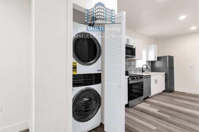 Building Photo - 1006 E Pasadena Ave