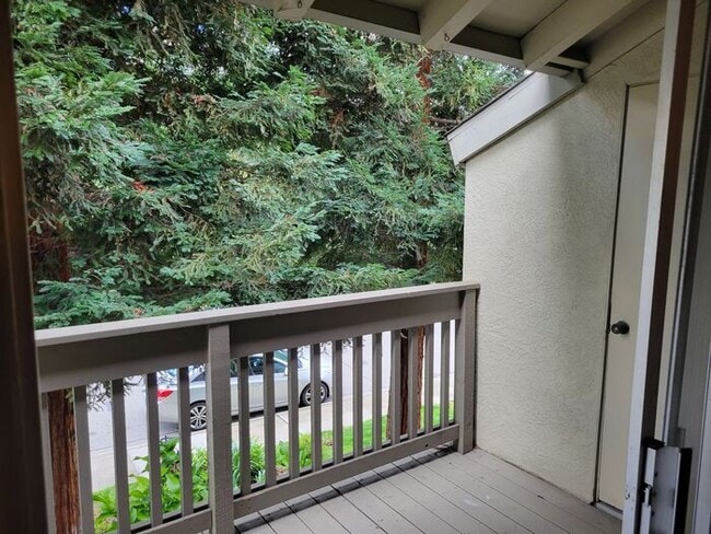 Building Photo - Spacious and Updated 1 Bedroom Convenientl...