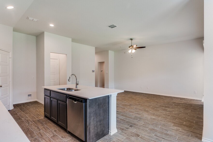 Building Photo - 2629 Streamside Dr