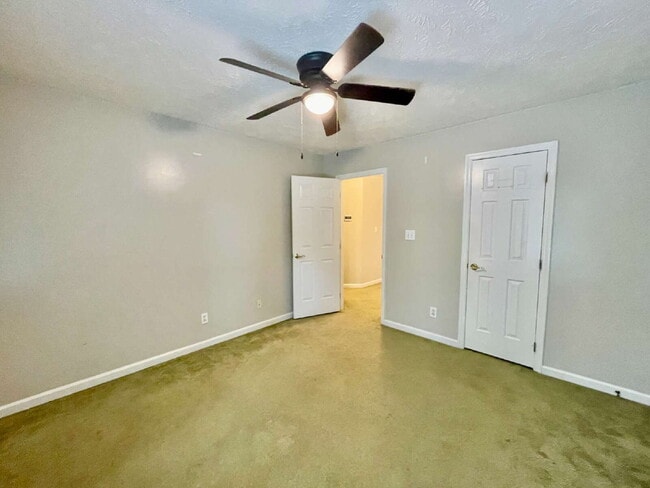 Building Photo - Spacious 3-Bedroom Nest with 2.5 Baths And...
