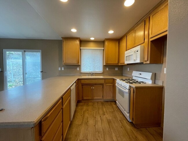 Building Photo - 3895 Hillcrest Dr