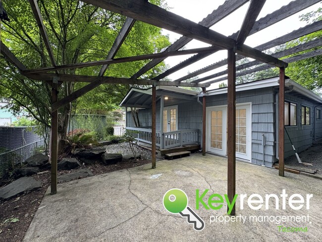 Building Photo - Fully Renovated 4-Bedroom Home with in Lak...