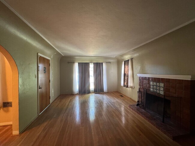Building Photo - Great Southside Location, 2 Bedroom, 1 Bath Home
