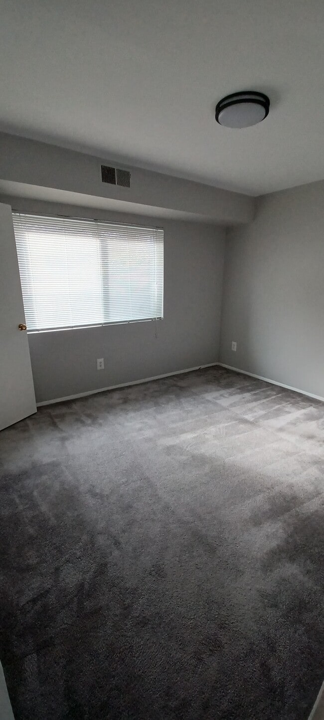guest room - 8001 Chanute Pl
