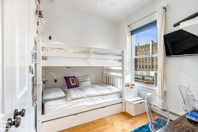 Building Photo - Townhouse Treasure