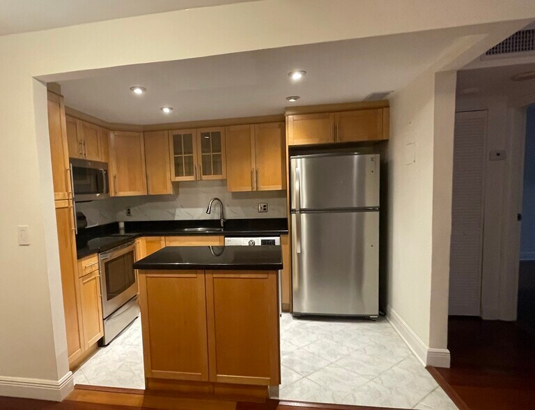 Kitchen - 200 SE 15th Rd