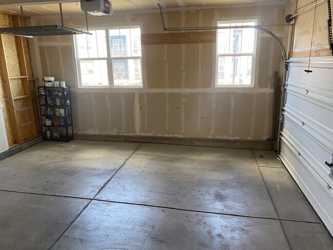 Building Photo - Charming, 3 story, 4 bed/3 bath on Corner Lot!