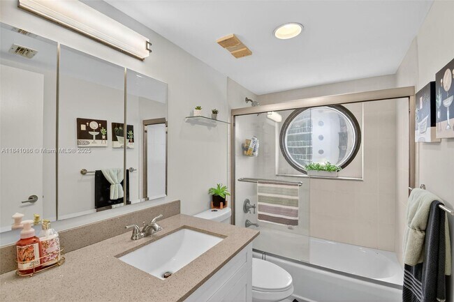 Building Photo - 3640 Yacht Club Dr