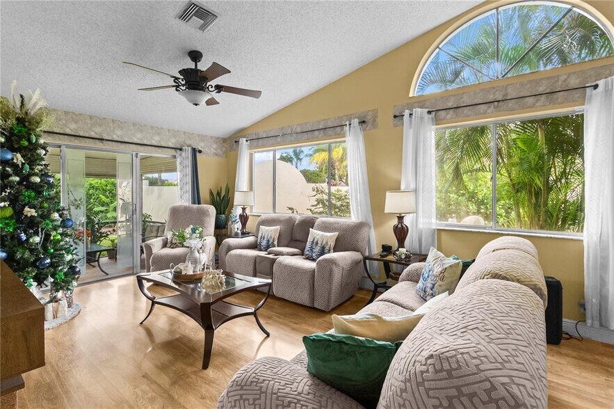 Building Photo - 7464 Pinewalk Dr S