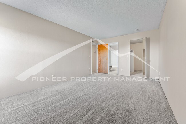 Building Photo - Spacious Apartment with Mountain Views and...