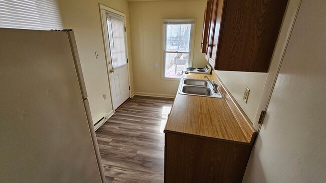 Building Photo - 2nd Floor 1 Bedroom Apartment!