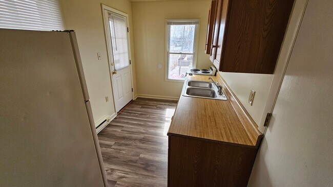 Building Photo - JUST REDUCED!  2nd Floor 1 Bedroom Apartment!