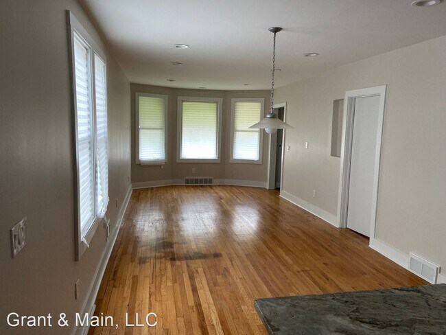 Building Photo - 2 br, 2.5 bath House - 2315 Yemans St.