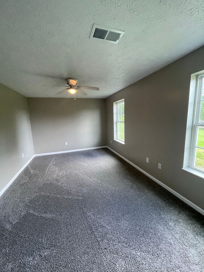 Building Photo - 3 bedroom, 2 bathroom home in the heart of...