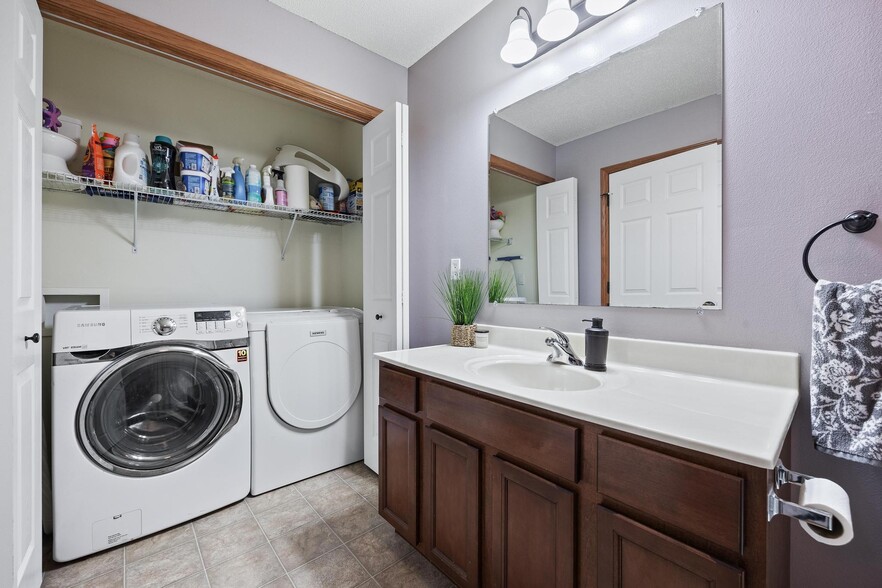 Bathroom 2 with Laundry - 1839 Goose Lake Cir