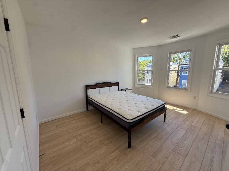 Building Photo - 32 Palm St