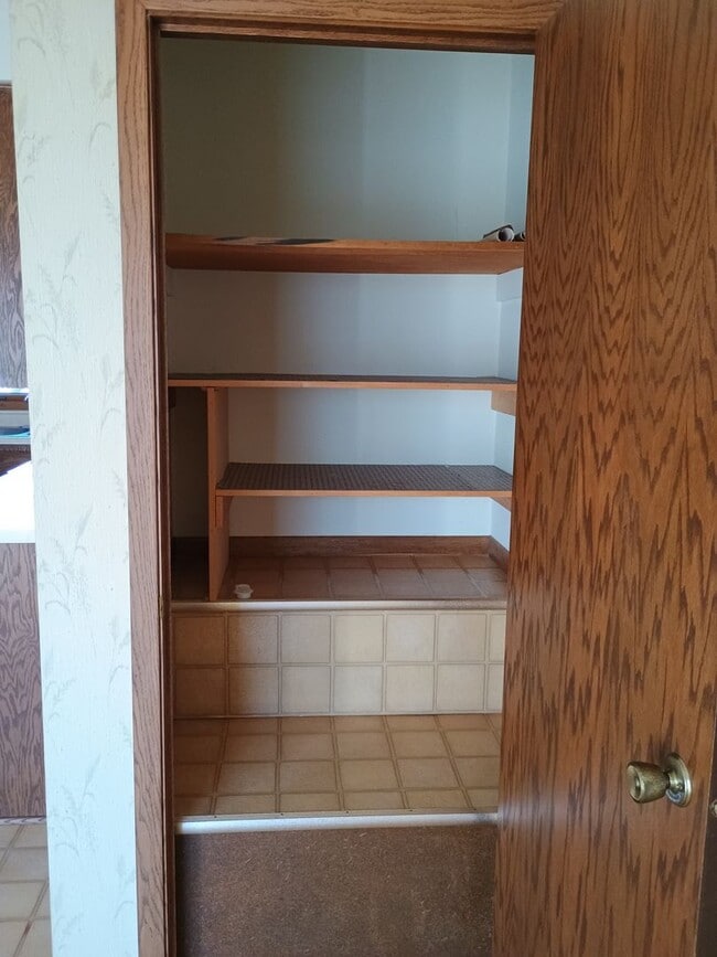 Building Photo - AVAILABLE 4/01/26 Large 2 Bedroom 1 Bath Main Floor Home