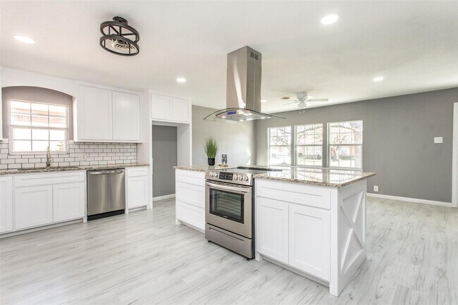 Building Photo - 1309 Magnolia-