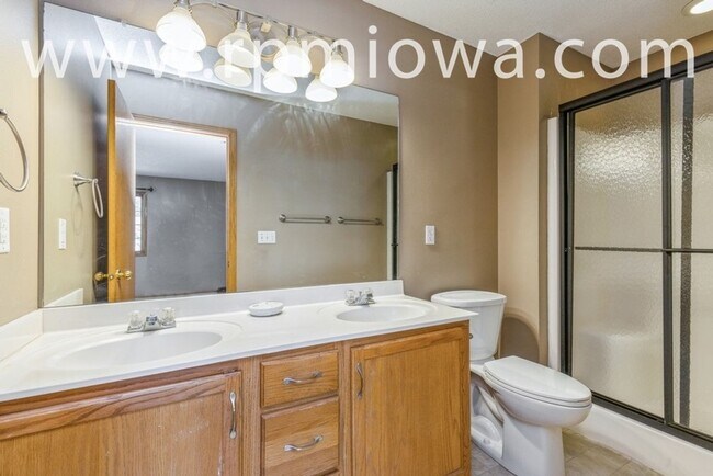 Building Photo - GREAT LOCATION!! 4 Bedroom, 3.5 Bathroom Home in West Des Moines