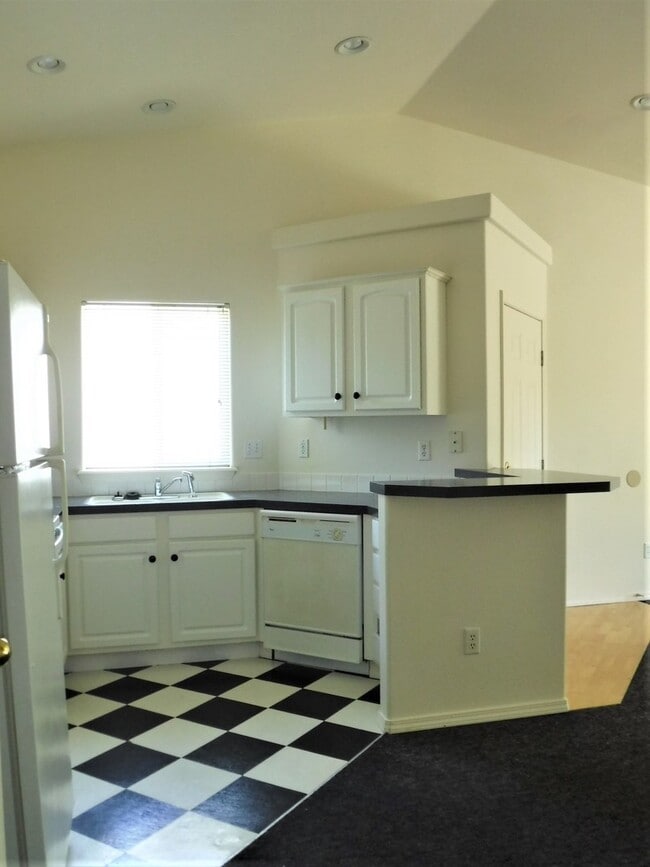 Building Photo - Adorable 2 bed 2 bath Town Home in a quiet...