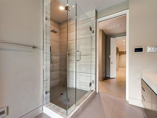 Building Photo - "Luxurious 3-Bed Oasis with 5 Full Baths in Prime Dallas Location - 4,666 Sq Ft of Elegance!"