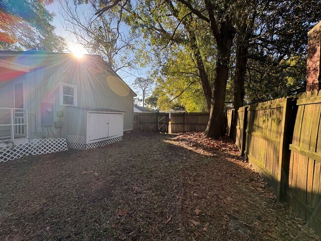 Building Photo - Charming 2-Bedroom, 1-Bath Home with Hardwood Floors & Cozy Enclosed Porch