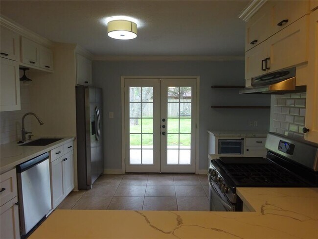 Building Photo - 2231 Saxon Dr