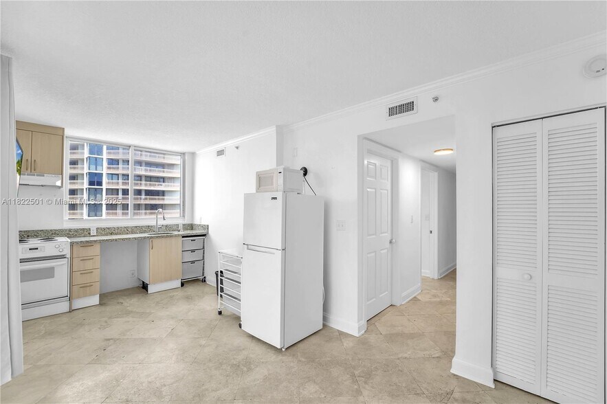 Building Photo - 2951 S Bayshore Dr