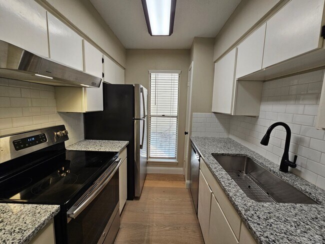 Building Photo - Ready for immediate move in!