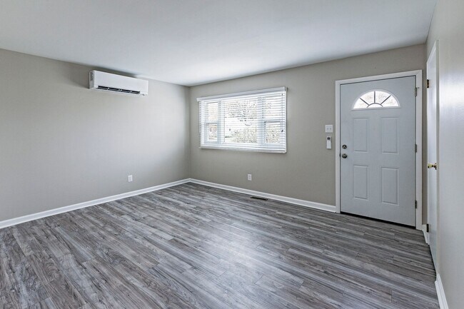 Building Photo - 3 bedroom, 1 bath, newly renovated ranch i...