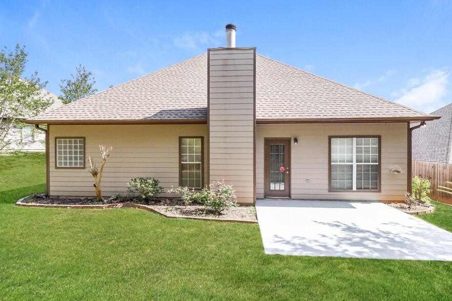 Building Photo - 608 The Heights Ln