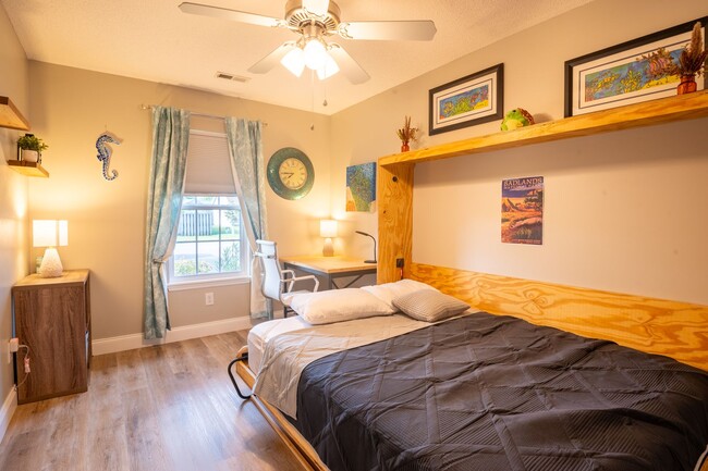 Building Photo - FURNISHED MONTHLY RENTAL-AVAILABLE STARTIN...
