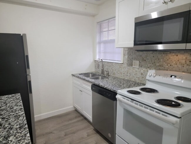 Building Photo - Rent a Community..Prime Location - Granite/LVT/SS Appliances