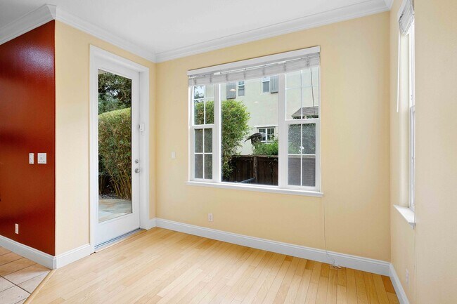 Building Photo - Spacious 3 Bedroom, 3 Bathroom Home with P...
