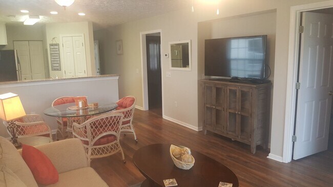 Building Photo - Nicely furnished 2 bedroom condo in River Oaks