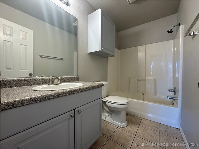 Building Photo - 14246 S Hickory St