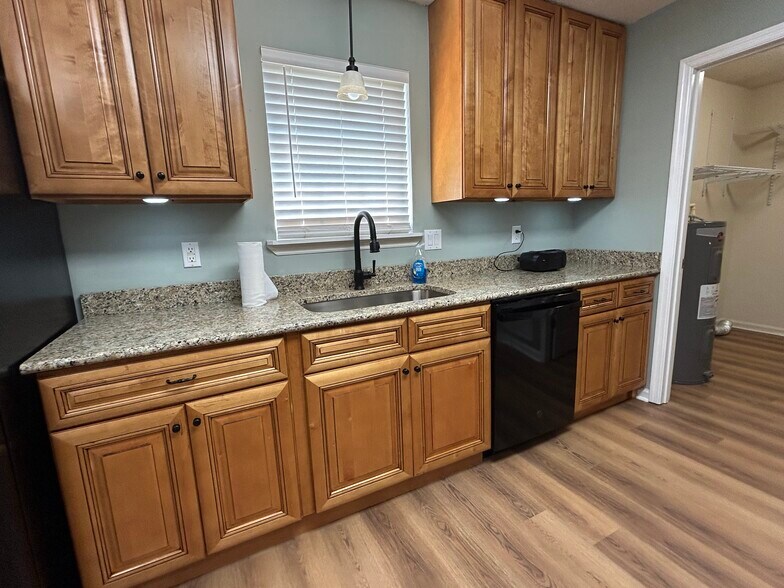 Building Photo - 111 Mockingbird Dr