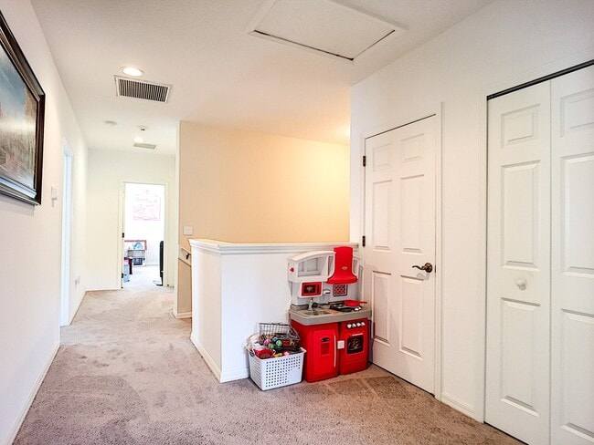 Building Photo - Gorgeous 4-Bedroom, 3-Bathroom Town Home w...