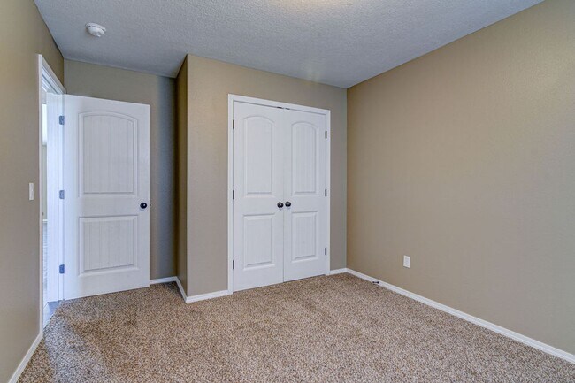 Building Photo - Beautiful all brick 3 bed 2 bath house in ...