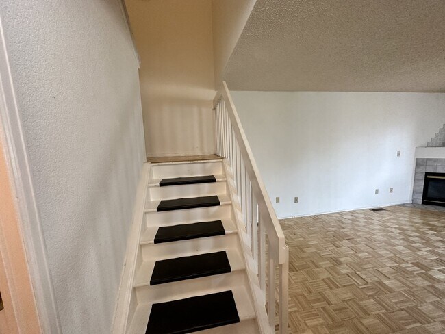 Building Photo - Available August!  Charming Townhome in Table Mountain Heights!