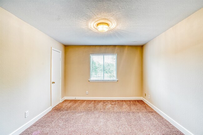 Building Photo - 9410 Stoneridge Canyon Ln