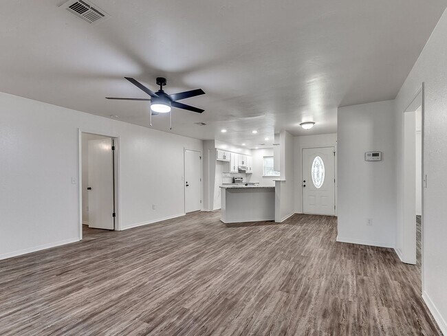 Building Photo - $300 0ff your move in for October 1st! All...