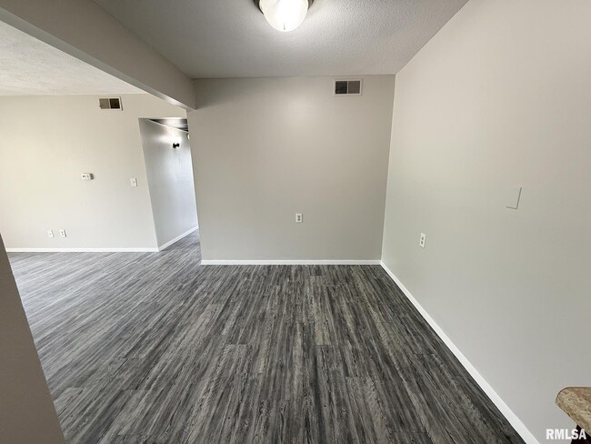 Building Photo - 2700 W Forrest Hill Ave