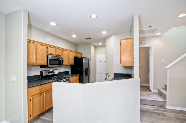 Building Photo - Immaculate Town Home in the Valencia Commu...