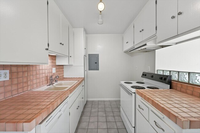 Building Photo - Gorgeous 2 Bedroom inside Gated Community! Close to Beach