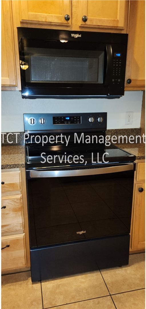 Building Photo - Beautiful 3 Bedroom Townhome Gated Gilbert Community!