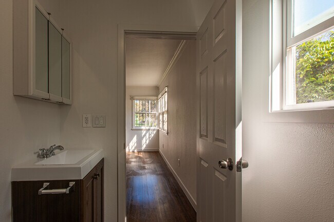 Building Photo - 5421 S Gramercy Pl