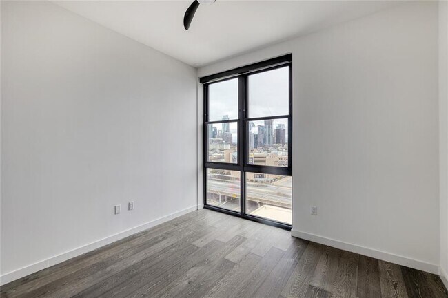 Building Photo - 800 Embassy Dr