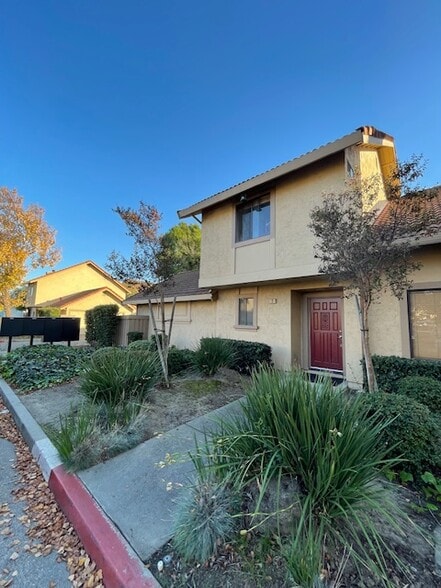 Front of Townhouse - 5 Del Prado Cir