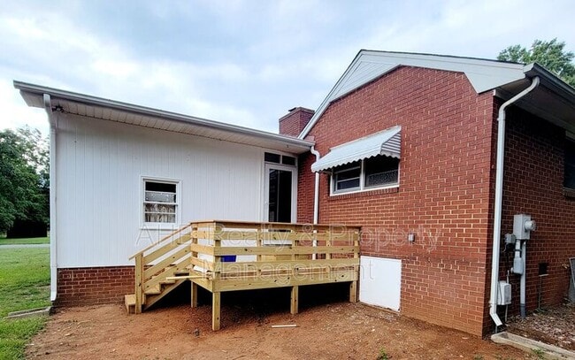 Building Photo - 801 Sycamore Rd